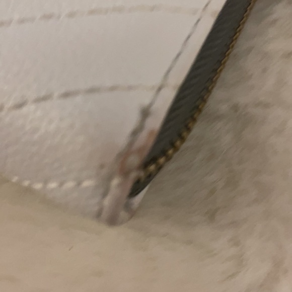 Guess Chevron Classic White Wallet - Picture 13 of 17